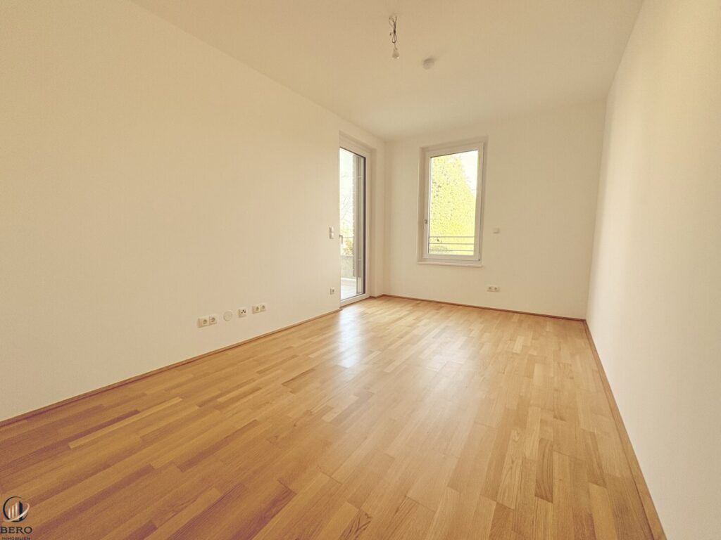 2. Zimmer Richtung Balkon/Fenster