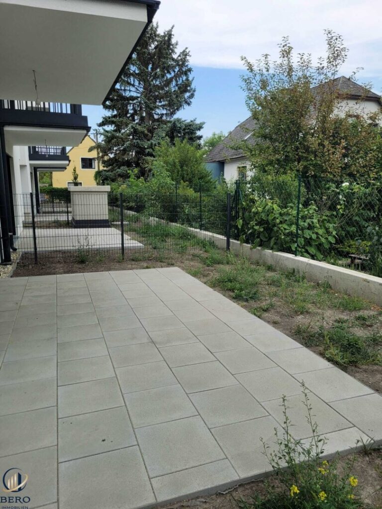 sonniger Garten mit Terrasse