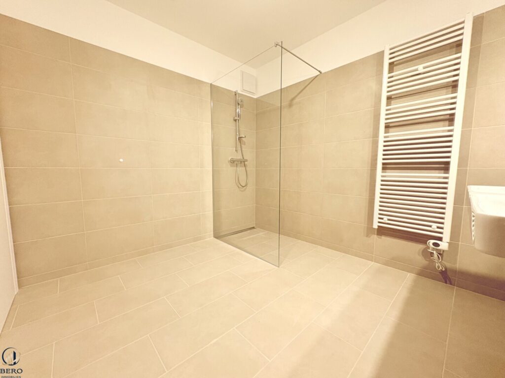 Badezimmer Richtung Dusche