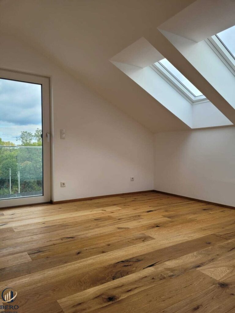 SZ im DG mit Balkon