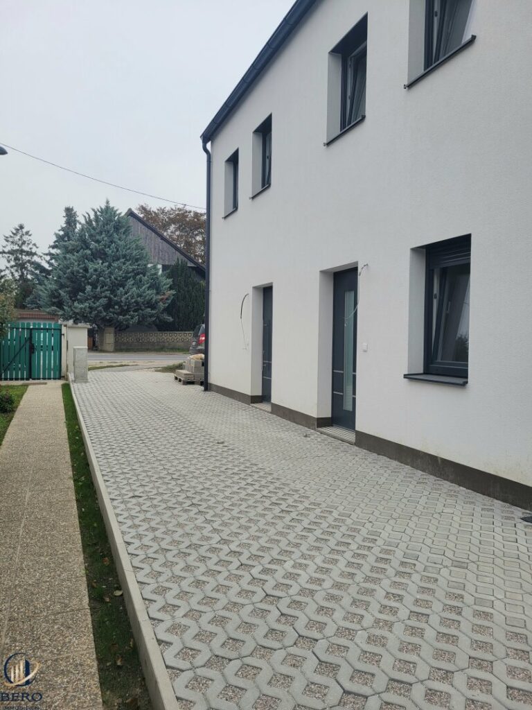 Hausansicht in Richtung der Straße