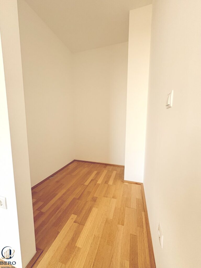 Schrankraum zum Schlafzimmer