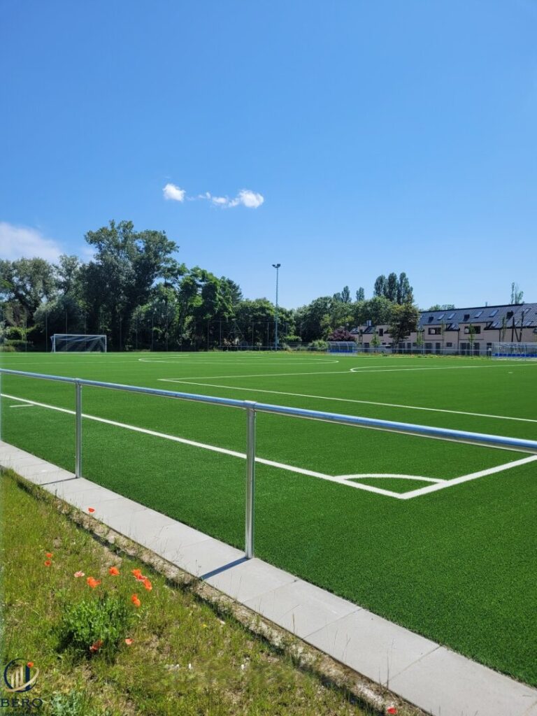 Neu sanierter Fußballplatz, fußläufig 2 min. entfernt