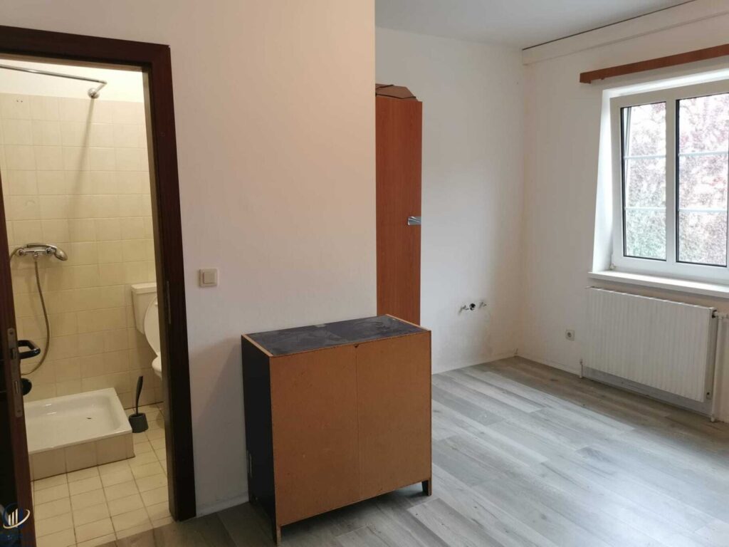 Wohnküche mit kleinem Badezimmer (Speis)