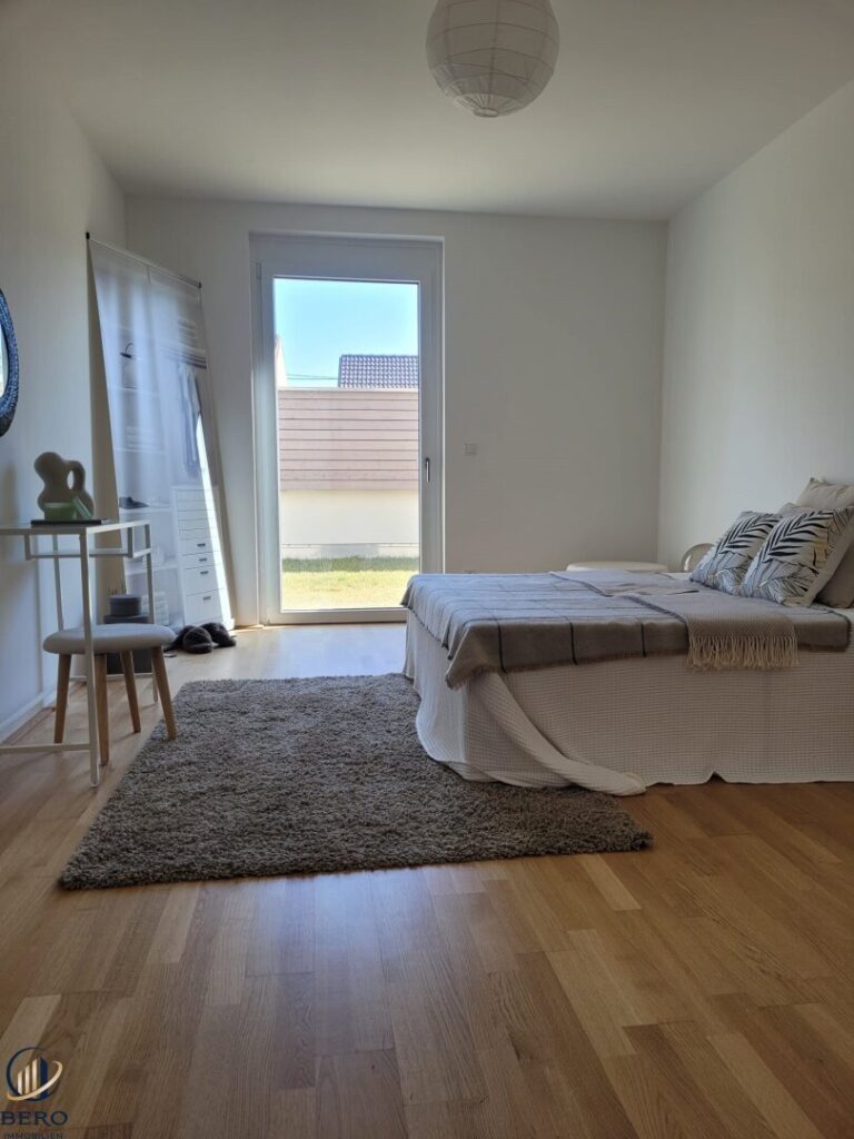 Schlafzimmer mit Gartenzugang