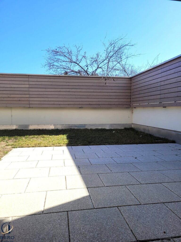 sonniger Garten mit Terrasse