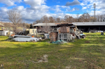 Bild - Großes Grundstück mit Einfamilienhaus und Lagerhalle