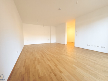 Wohnküche Richtung Küche - Traumhafte 3 Zimmerwohnung mit exklusivem Garten im Herzen von Deutsch-Wagram