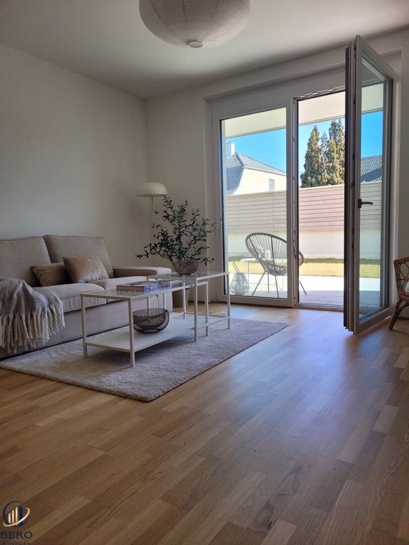 Wohnzimmer mit offener Küche