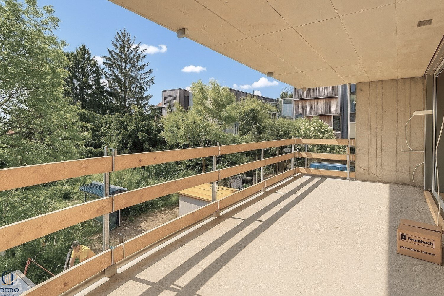 Großer und sonniger Balkon mit Weitblick