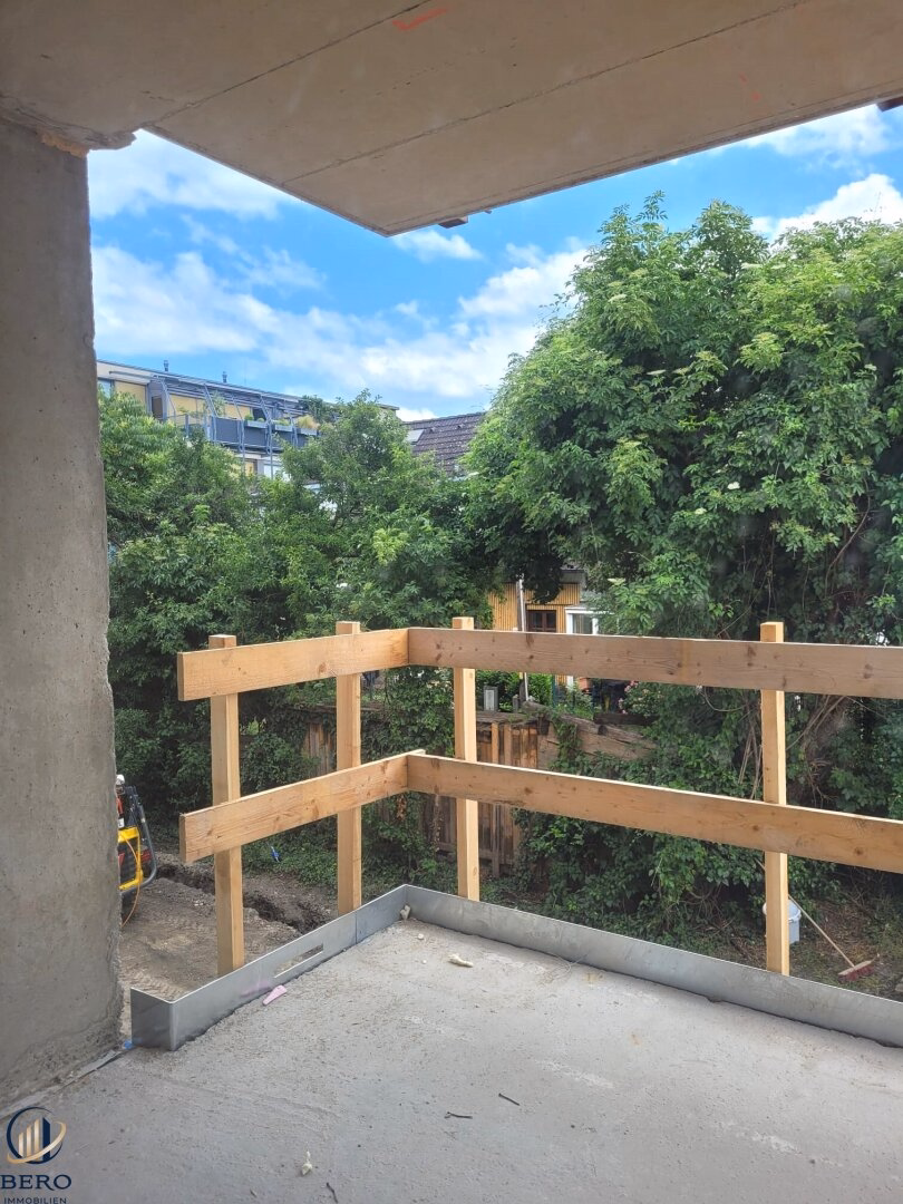Großer und sonniger Balkon mit Weitblick