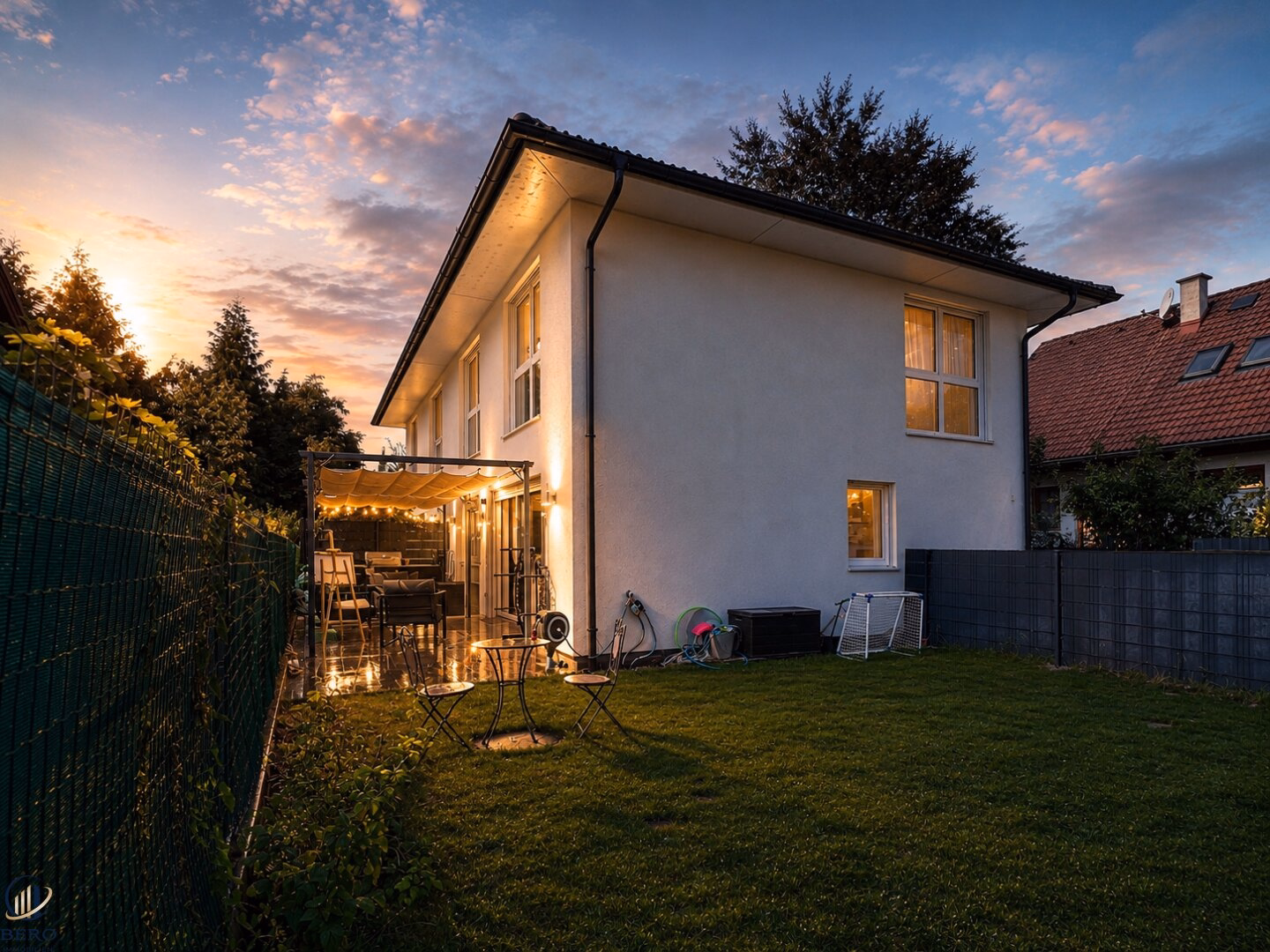 Aussenansicht bei Nacht