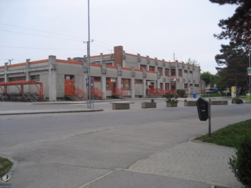Bahnhof Stockerau (Vorderansicht) - Familienhit – Moderne 3-Zimmer-Wohnung mit großzügigem Wohnbereich und optimaler Raumaufteilung